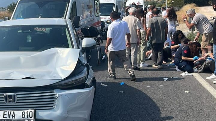 Karayolunu geçmeye çalışan aileye otomobil çarptı