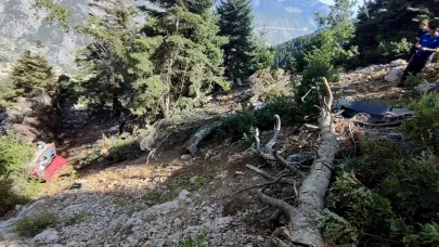Uçuruma yuvarlanan otomobilde 2 kişi yaşamını yitirdi