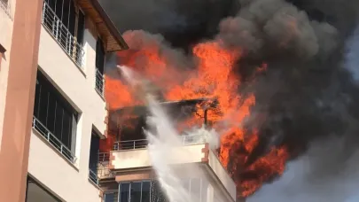 4 katlı binanın terasında yangın paniğe neden oldu