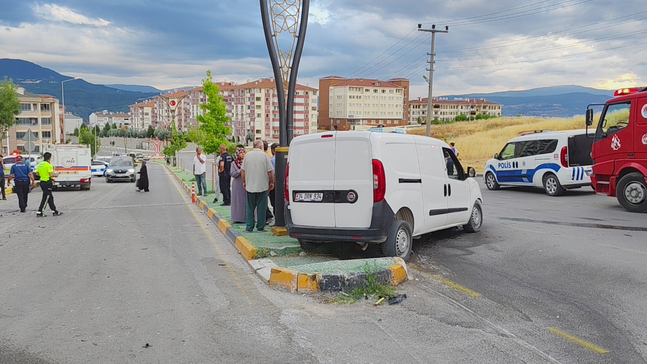 Hafif ticari araçla çarpışan otomobil apartmanın bahçesine uçtu: 3 yaralı