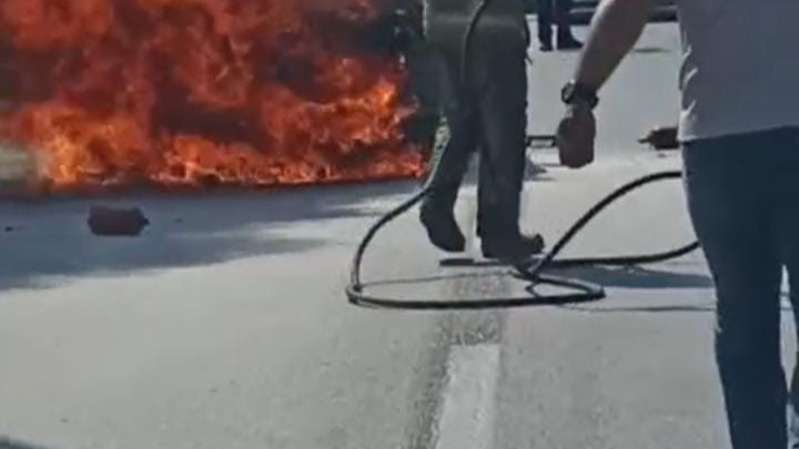 Seyir halindeki araç alev alev yandı