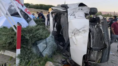 Van'da kontrolden çıkan kamyonet kazaya yol açtı