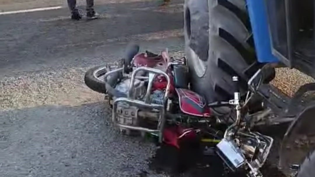 Traktör ile motosiklet çarpıştı: 1 kişi hayatını kaybetti