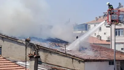 Karaman'da binanın çatısında yangın paniği