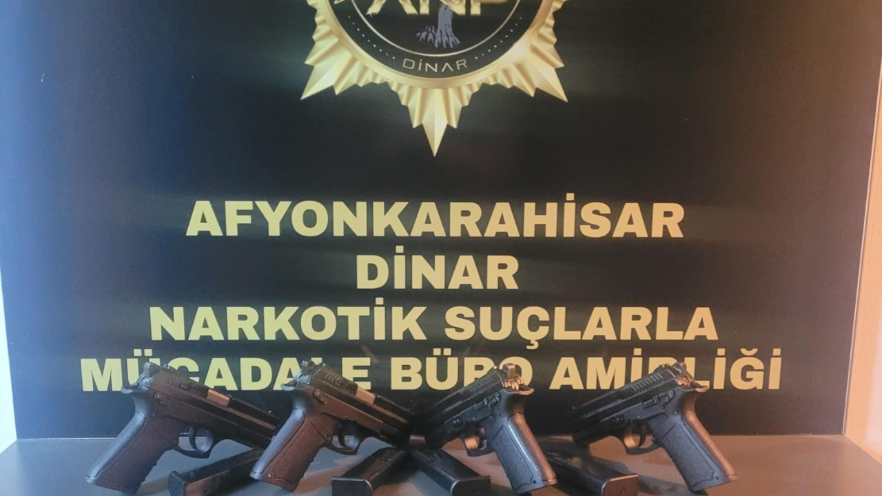 Şüpheli araçta 4 ruhsatsız tabanca bulundu