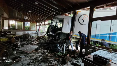 Hatay'da freni boşalan kamyon restorana girdi