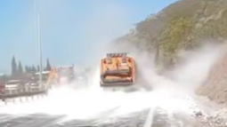 Tır devrildi, TEM yolu kilitlendi
