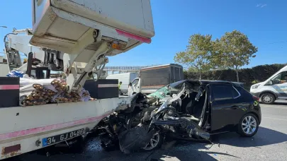 Otomobil yol kenarında duran vinçe çarptı: 2 yaralı