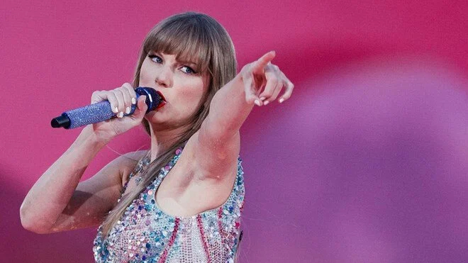 Ünlü şarkıcı Taylor Swift nişanlandı