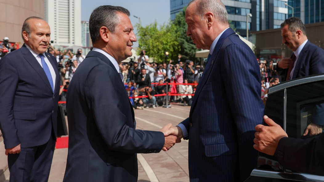 Özel’den AK Parti’ye hediye: Topuk dikeni