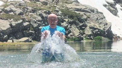 Yaz sıcağında Uludağ'da buzlu göl keyfi